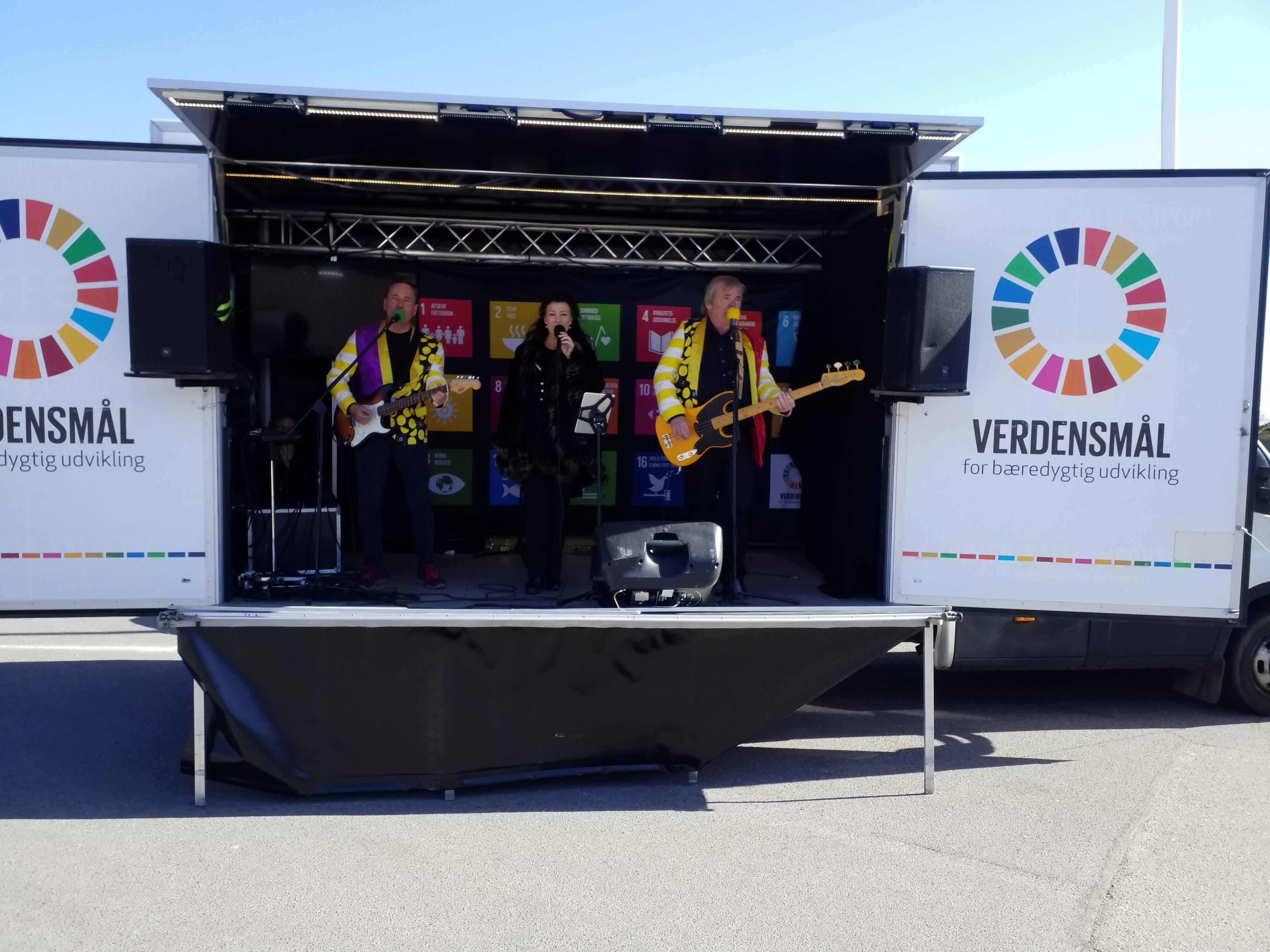 Fede Finn med band på Solgårdens P plads Tre musikere spiller jazz fra ladvogn på P pladsen på Solgården